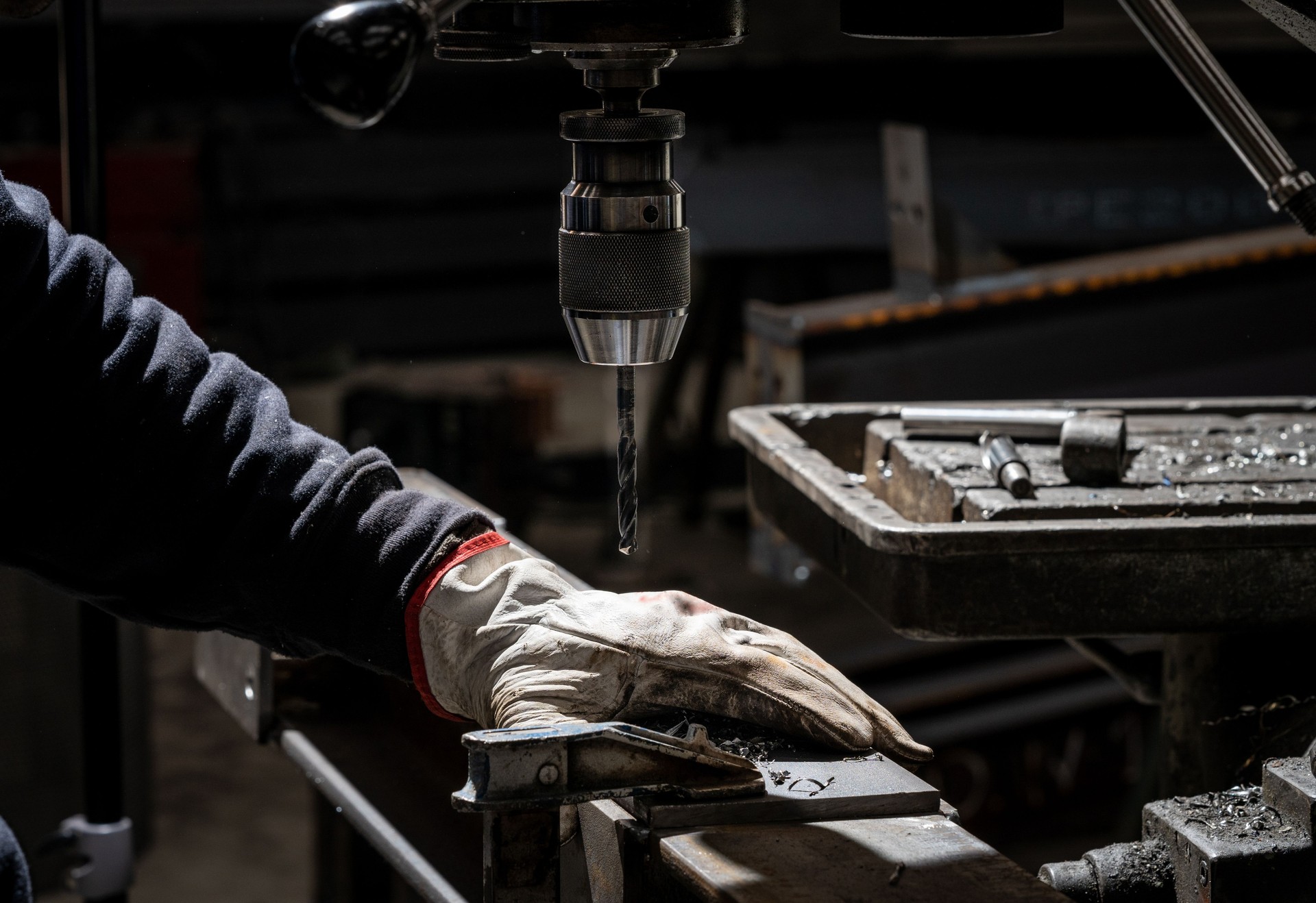 Steel and industrial iron welding technicians, factory, industrial building professionals, drilling iron and other metals.